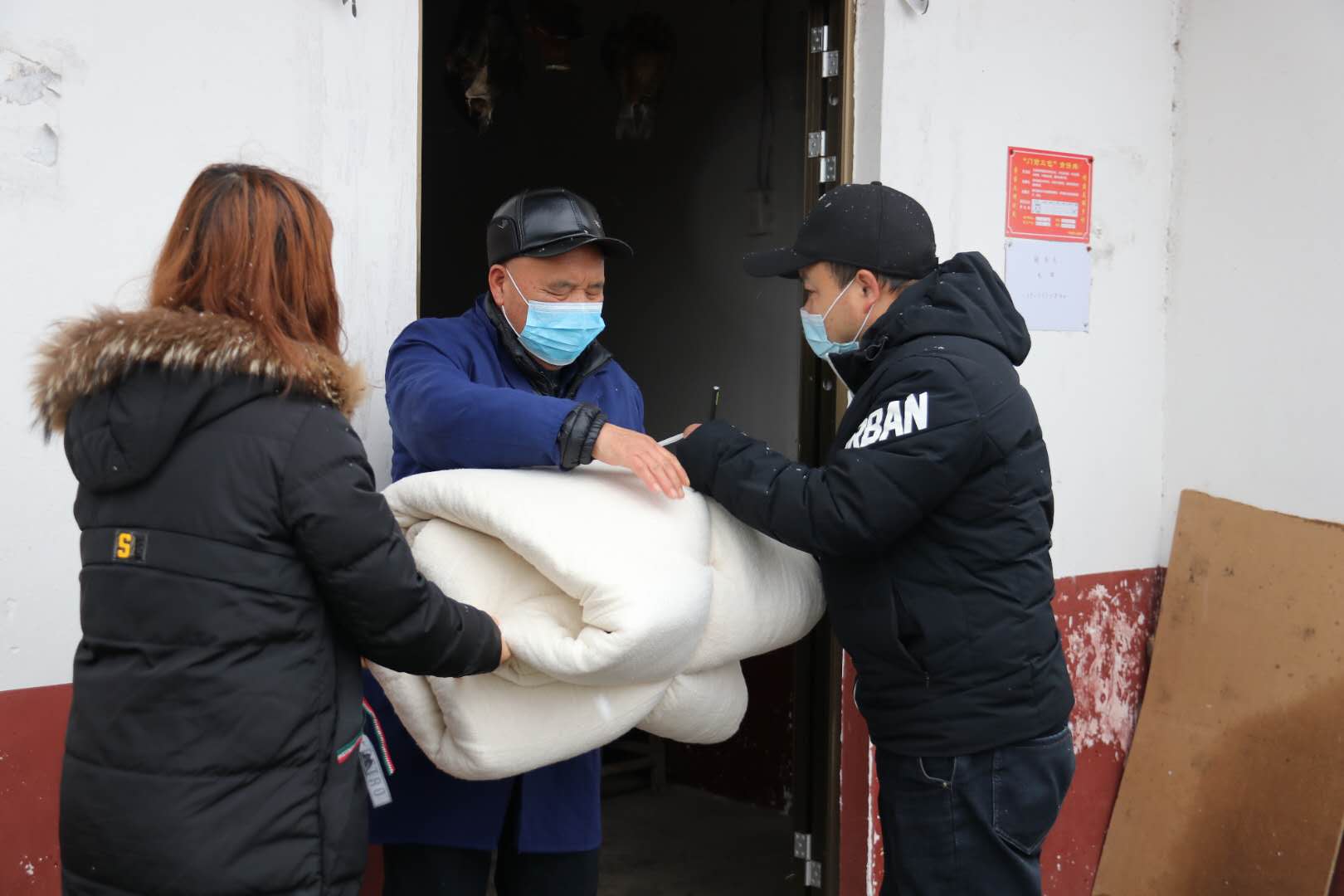 湖南南县:基层干部防疫同时慰问困难群众