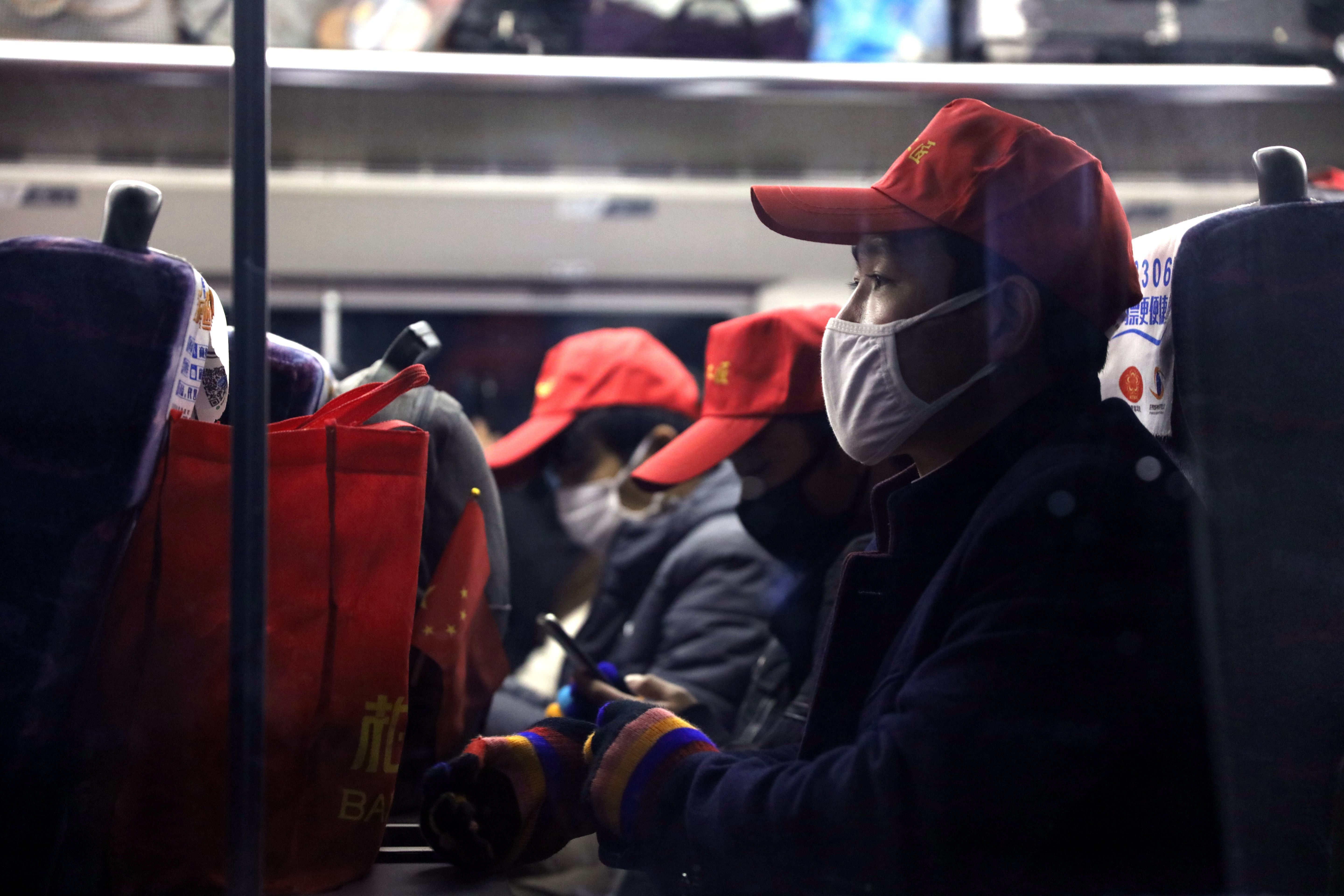 114 务工人员在专列上等候开车。（黄再云 摄影）_副本.jpg