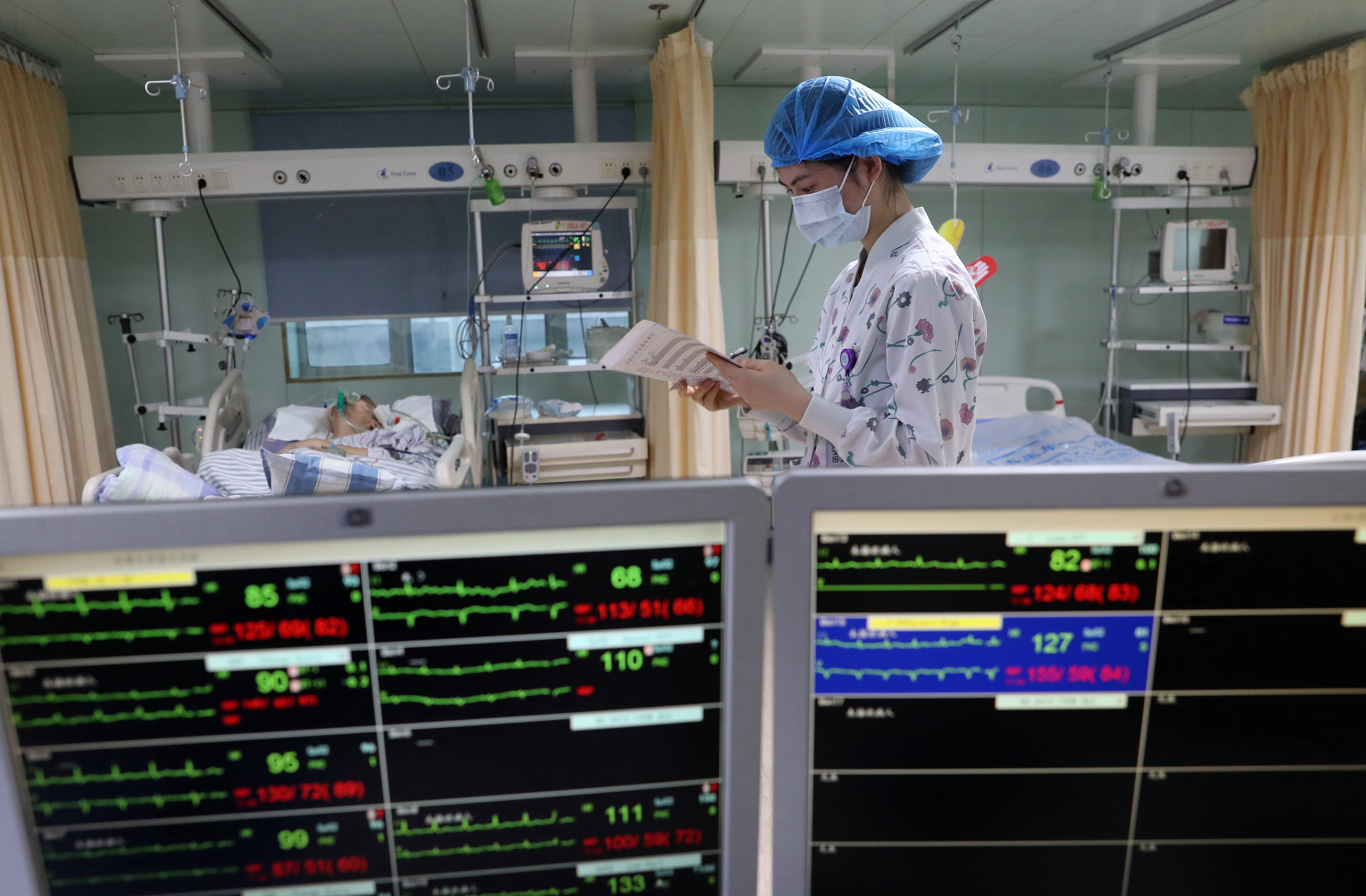 在浙江省湖州市德清县人民医院icu病房,医生和护士穿梭在病床之间