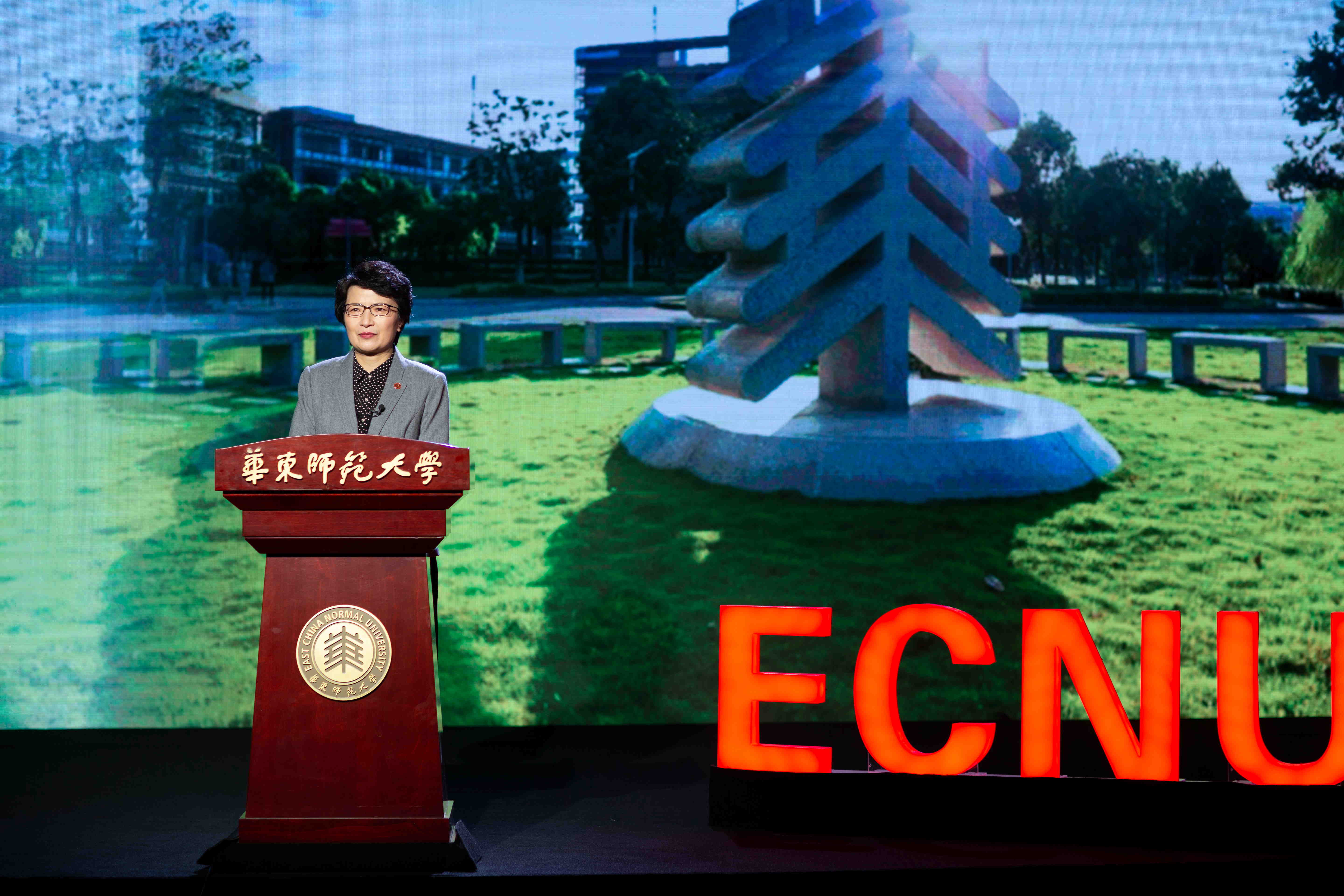 梅兵 校党委书记 (1)_看图王.jpg