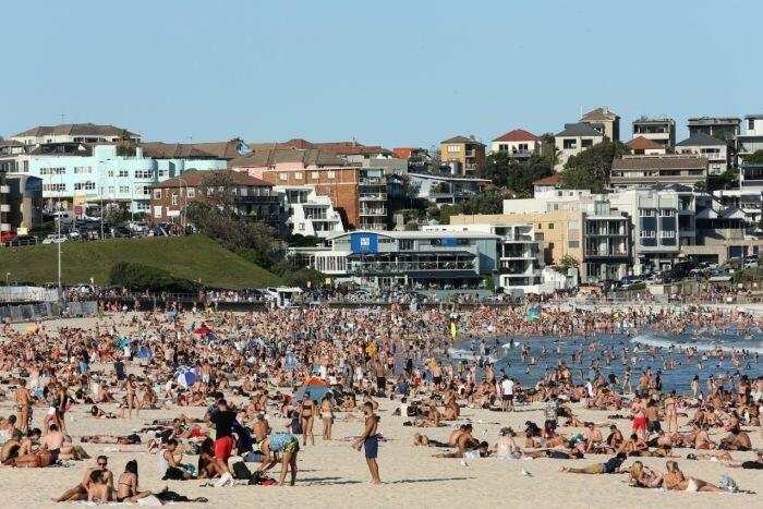 澳大利亚封国第一天数千人聚集海滩 如“下饺子”