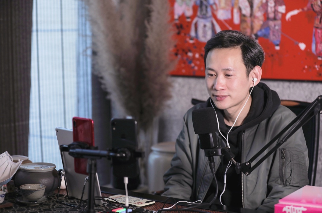 再芬黄梅青年团国家二级演员张恒（90后）在直播教唱中。.png?x-oss-process=style/w10