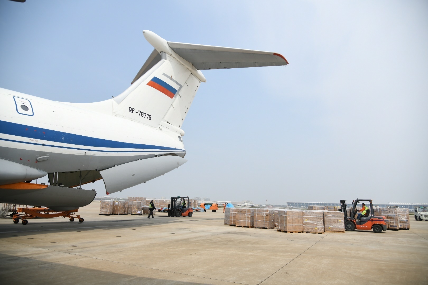 「人民日报客户端」5架外国军机同一天赴上海浦东机场，自提防疫物资