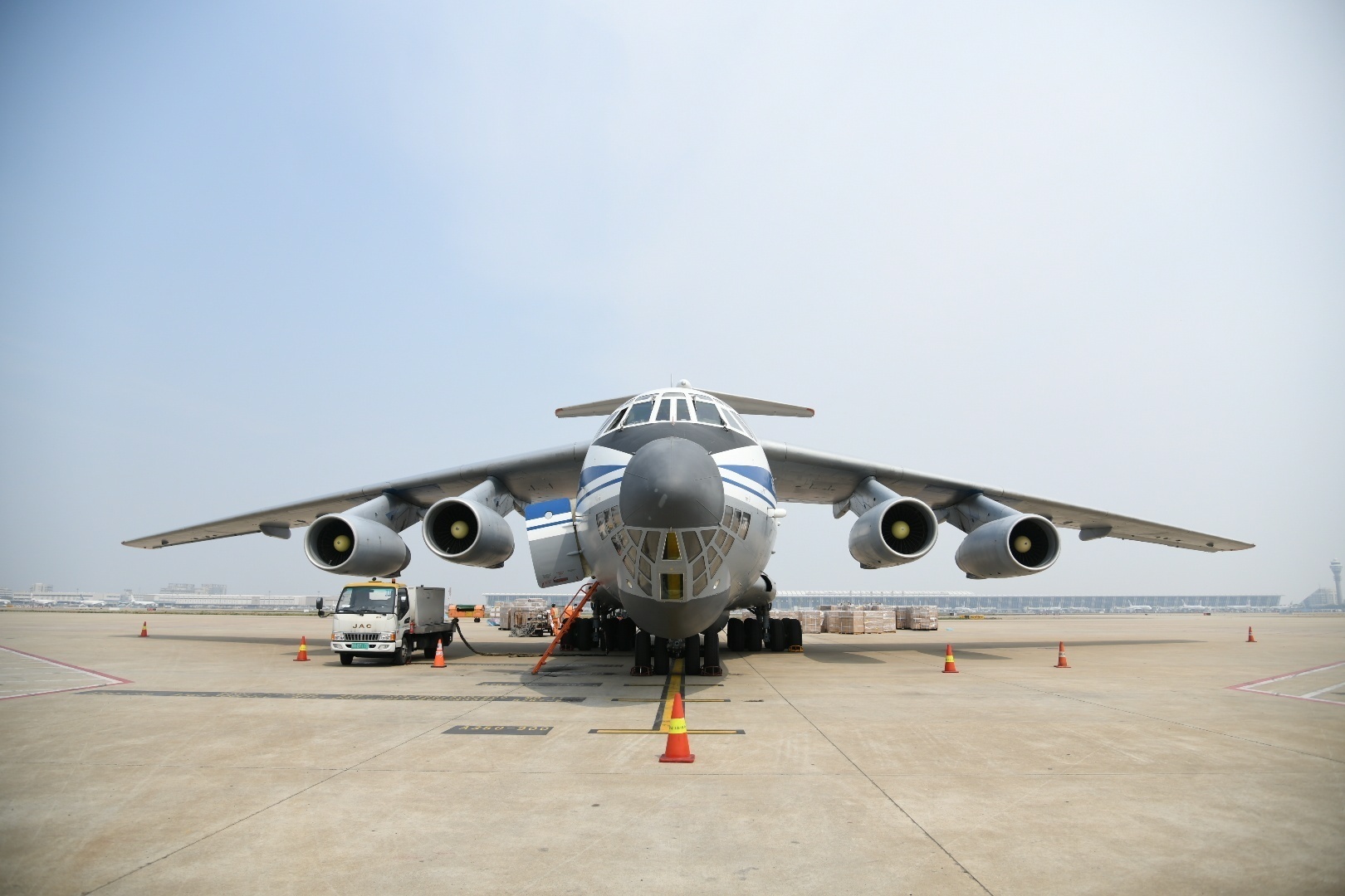「人民日报客户端」5架外国军机同一天赴上海浦东机场，自提防疫物资