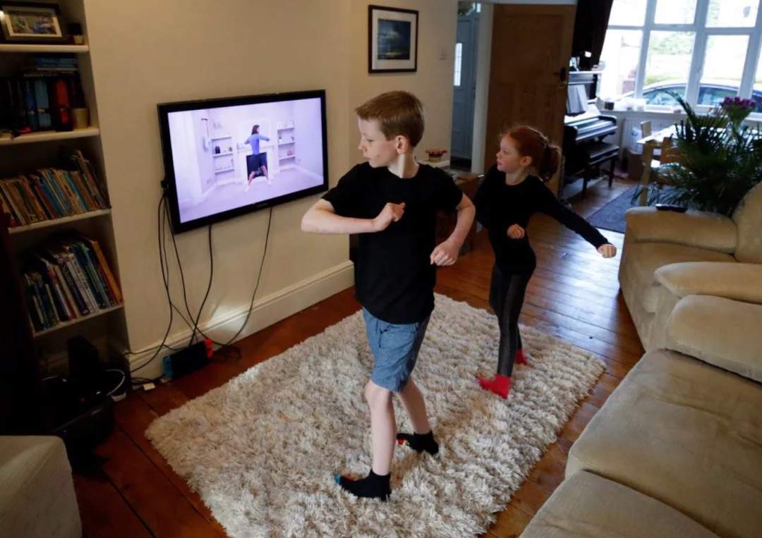 英国曼彻斯特的孩子们通过YouTube参加健身班 图源：路透社