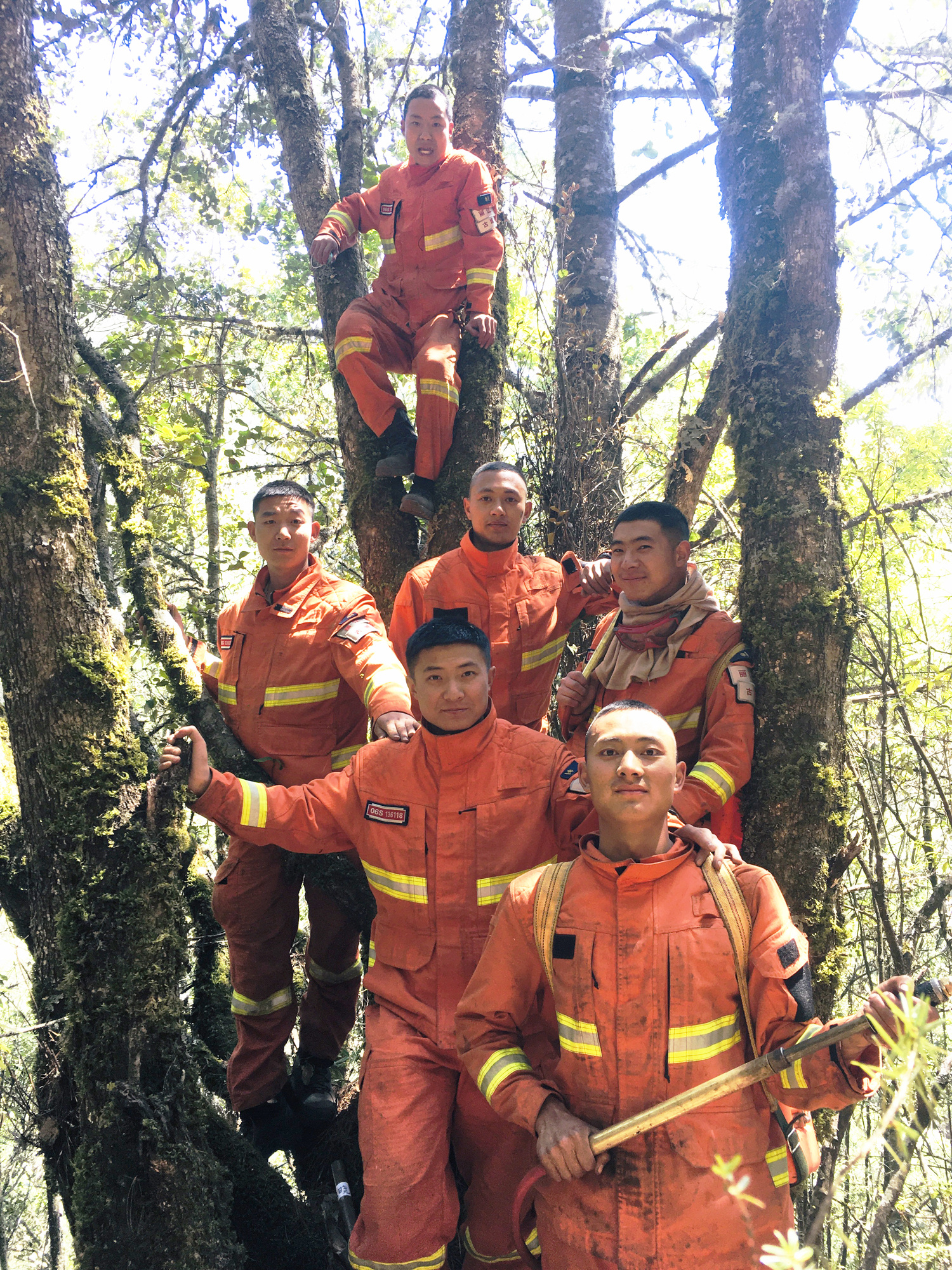 和志强（最前）与战友们扑灭火线后合影。杨俊伟摄.jpg