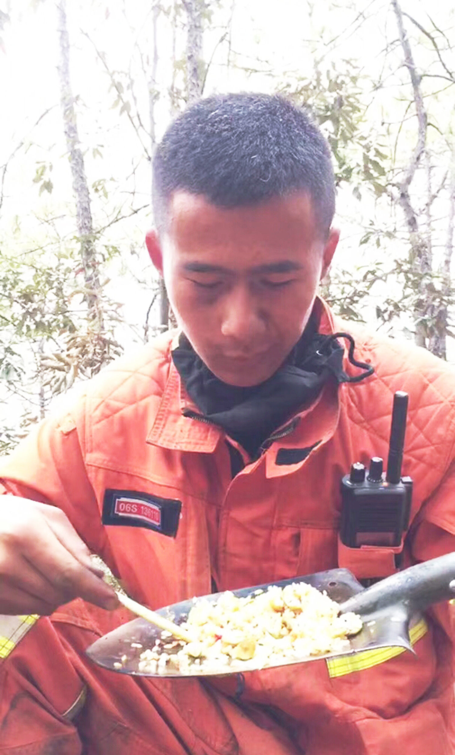 张燕波火场上用铁铲炒饭。（照片本人提供）.jpg