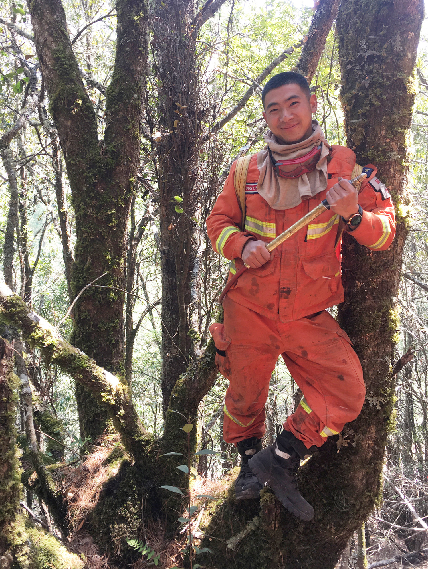 罗延林扑灭火线后留影。赵永强摄.jpg