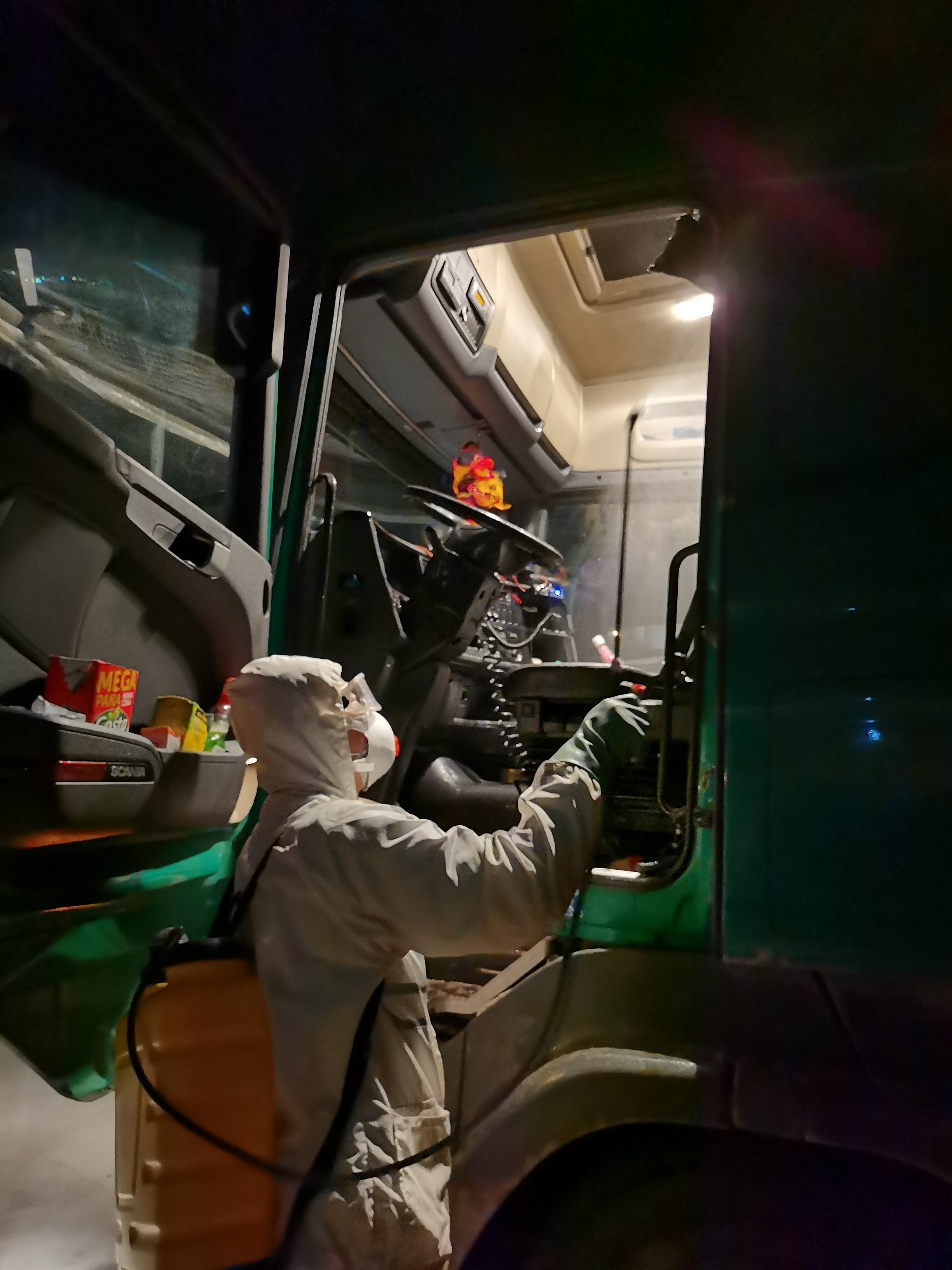 4月10日晚，满洲里海关对入境货运车辆实施登临检疫，并对货车司机开展流行病学调查。张枨 朱雅娟摄影报道 (2).jpg?x-oss-process=style/w10