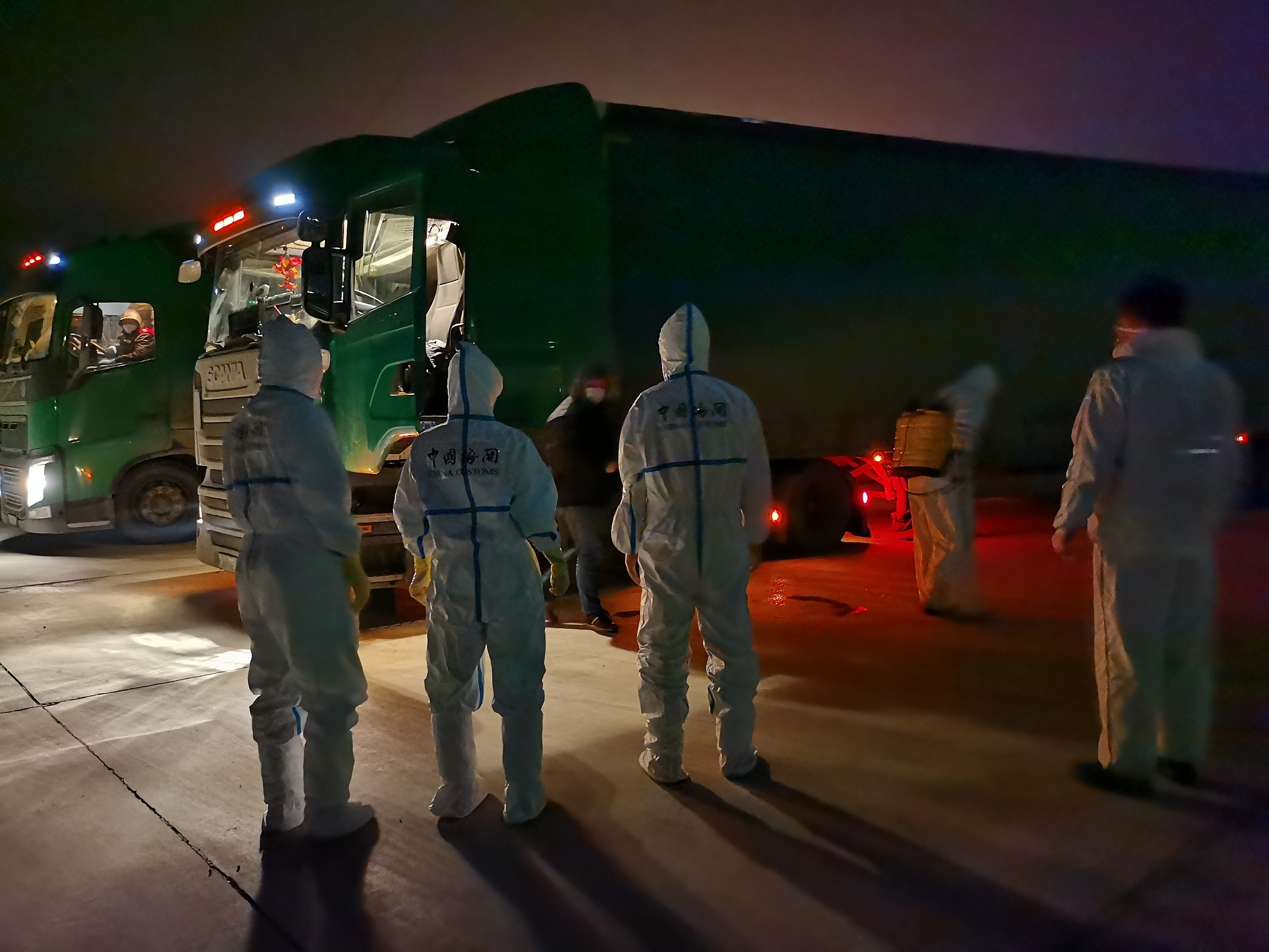 4月10日晚，满洲里海关对入境货运车辆实施登临检疫，并对货车司机开展流行病学调查。张枨 朱雅娟摄影报道.jpg?x-oss-process=style/w10
