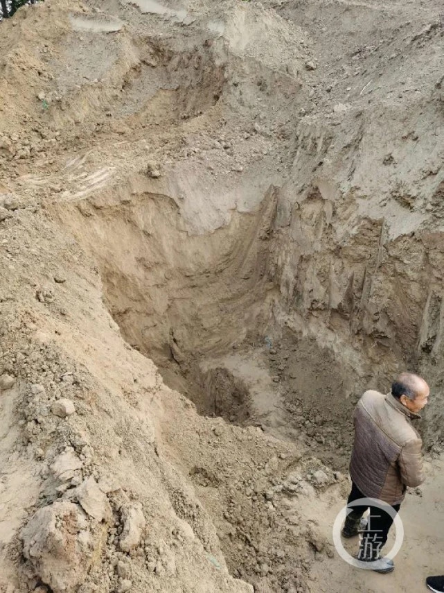 ▲河南原阳埋4名小孩的大坑，有6米深。家属供图