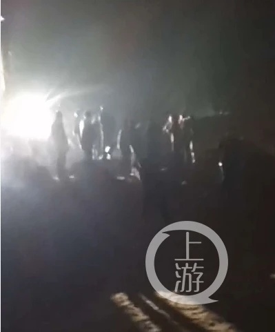 ▲4月18日晚，河南新乡市原阳县事故现场，救援人员正在连夜施救。视频截图
