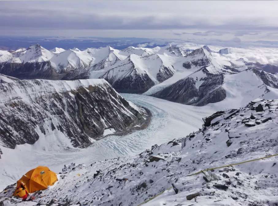 从海拔7790米的营地回望绒布冰川。（资料图片。据北京大学2018珠峰登山队）