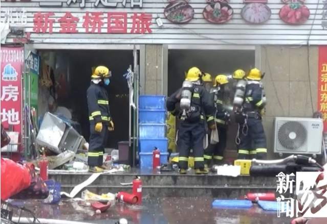 央视新闻店铺10秒被吞噬！上海一小吃店爆炸起火，幸无伤亡