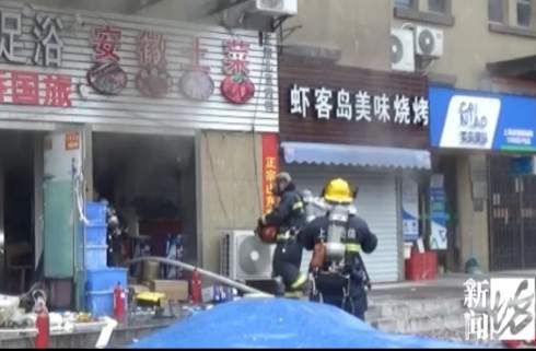 央视新闻店铺10秒被吞噬！上海一小吃店爆炸起火，幸无伤亡