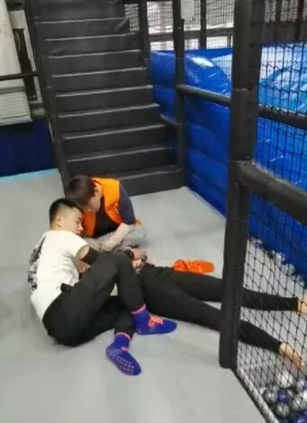 琪琪摔伤后被抬出海洋球池