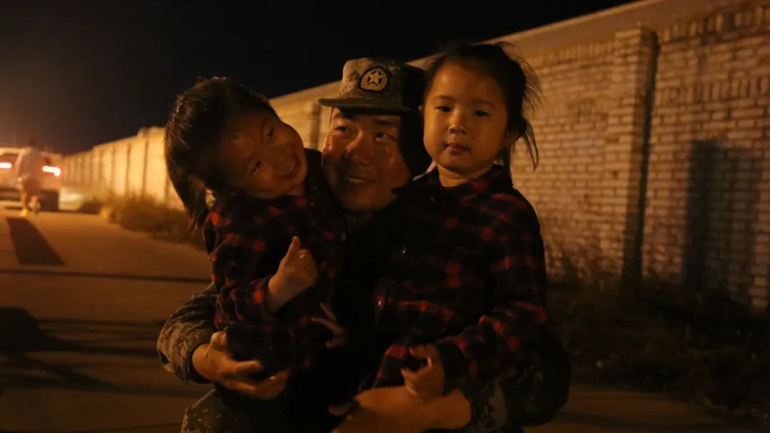 35分钟，小小的站台，是他们的团聚35分钟，小小的站台，是他们的团聚