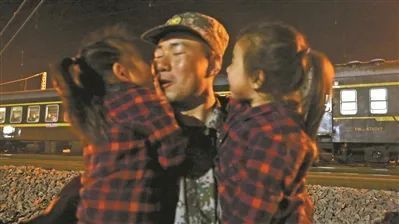 35分钟，小小的站台，是他们的团聚35分钟，小小的站台，是他们的团聚