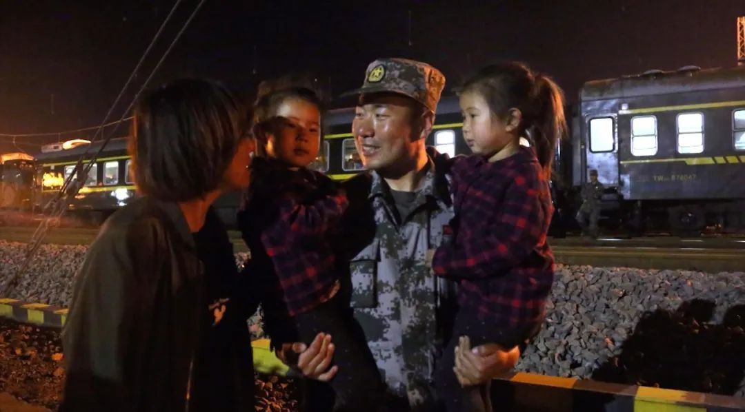 35分钟，小小的站台，是他们的团聚35分钟，小小的站台，是他们的团聚