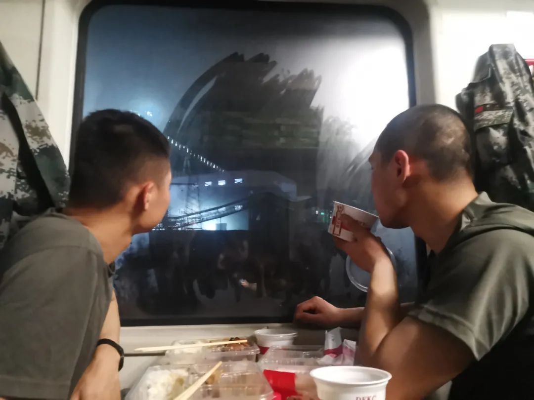 35分钟，小小的站台，是他们的团聚35分钟，小小的站台，是他们的团聚