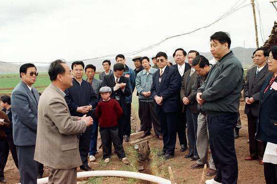 1997年4月，习近平率福建党政代表团深入宁夏南部山区考察，并出席了闽宁对口扶贫协作第二次联席会议。6天里，习近平走访了5个对口帮扶县，查看了吊庄搬迁、井窖抗旱，探访了贫困家庭。图为习近平在宁夏隆德县贫困农村调研。 新华社记者 刘泉龙摄.jpg?x-oss-process=style/w10