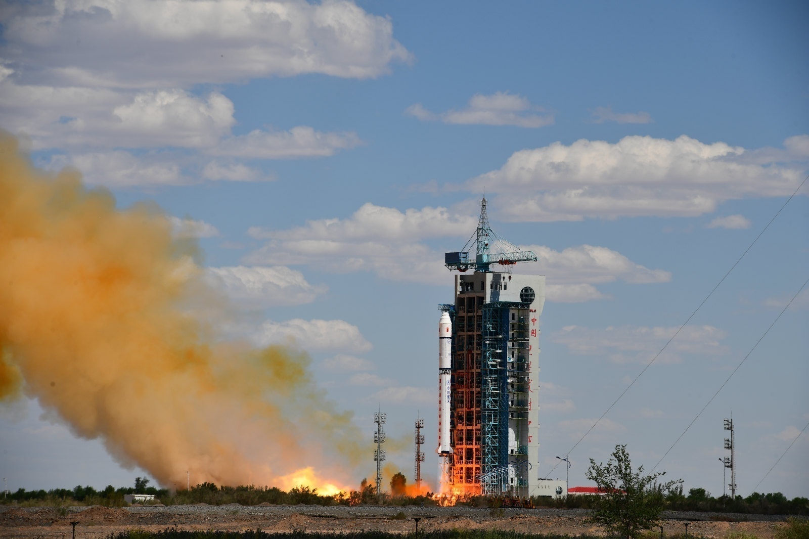 2020年6月17日15时19分,我国在酒泉卫星发射中心用长征二号丁运载火箭