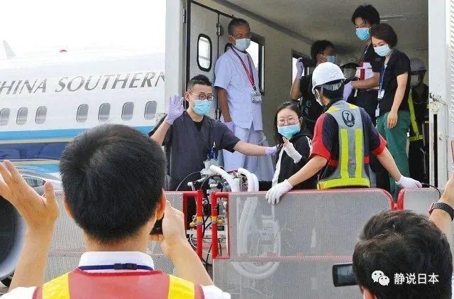 亚洲新闻社供图：玲玲登机，即将踏上返程之旅.jpg