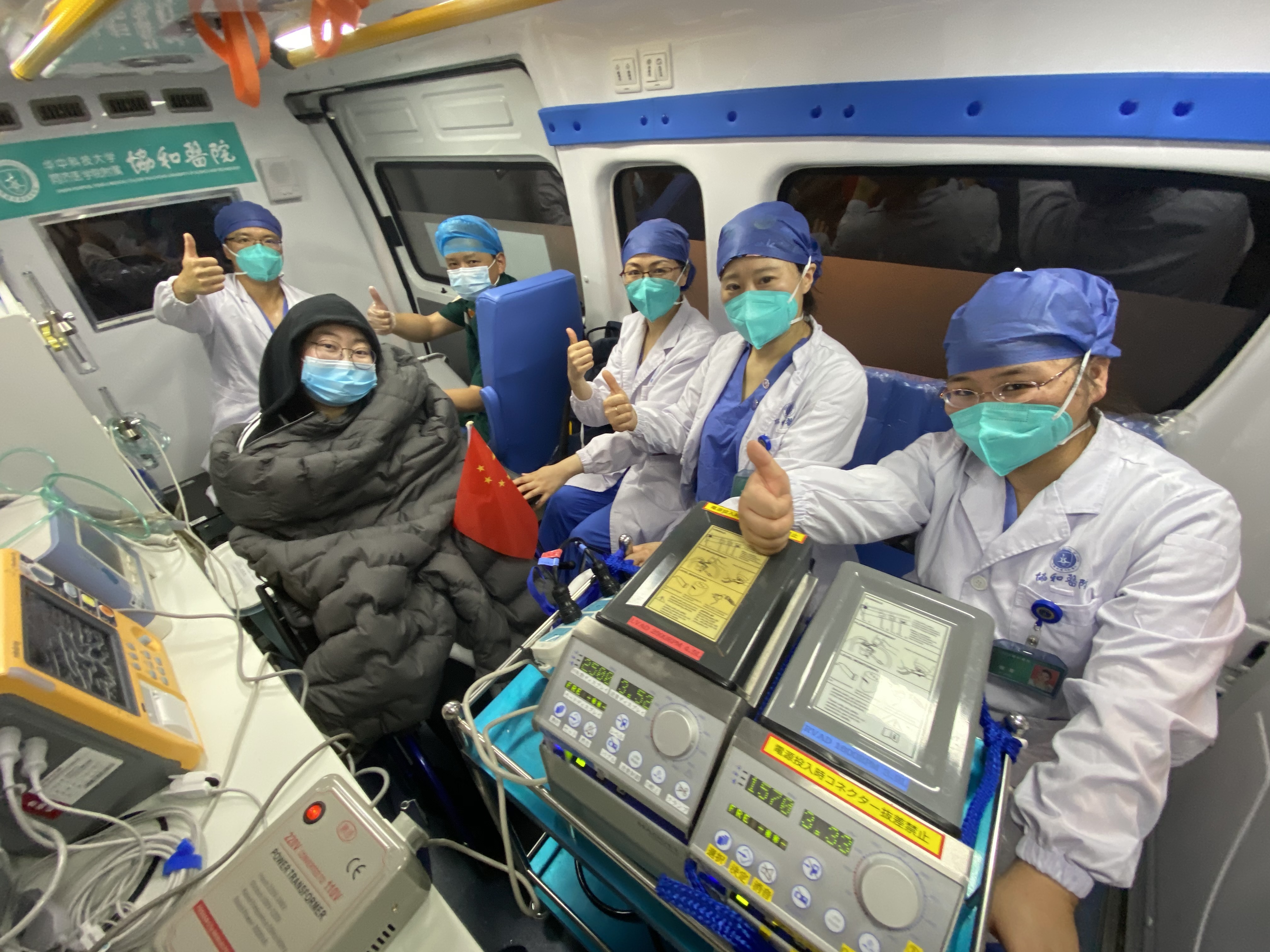 抵汉后，救护车疾驰运送玲玲回院.JPG