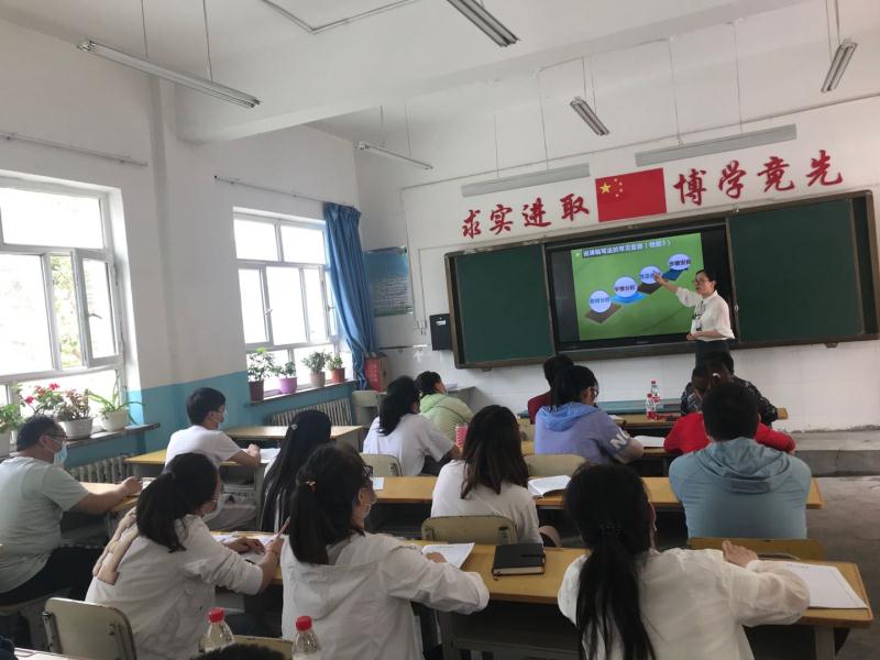 7月9日,在新疆阿克苏地区新和县第一小学,来自杭州师范大学人文学院的