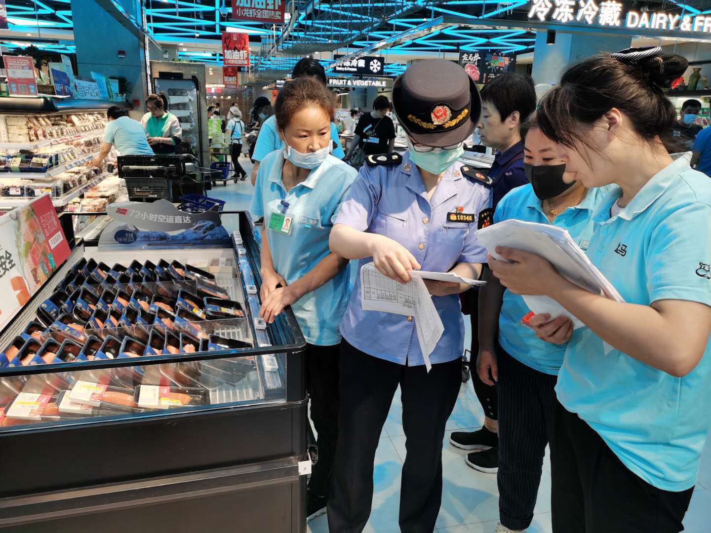 人民日报客户端|上海核查厄瓜多尔问题冻虾,3家企业被停售封存