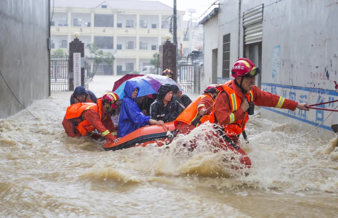 7月8日，江西省九江市都昌县大港镇盐田中学被洪水围困，经过消防救援人员近5个小时的救援，师生全部被安全转移。（图片来源：应急管理部消防救援局）