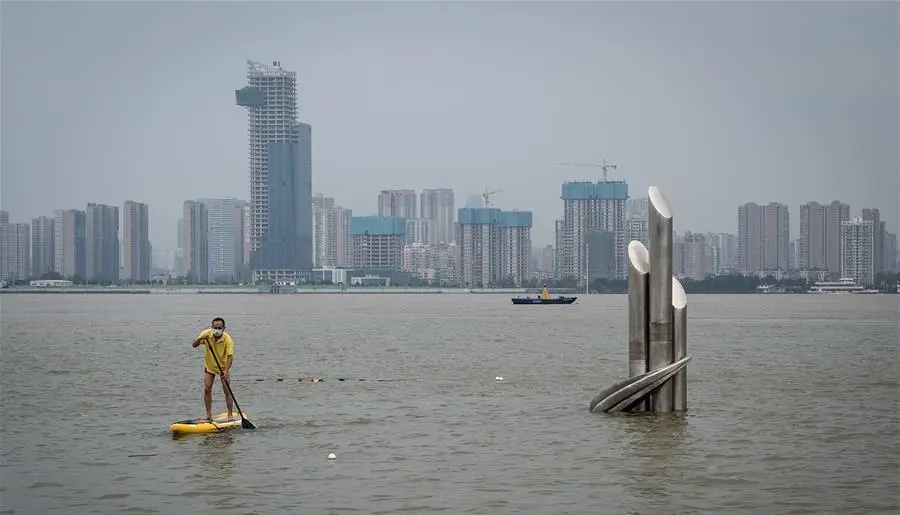 受上游来水、持续降雨等因素影响，长江汉口站水位连日来持续上涨，目前已超警戒水位。7月11日，长江救援队队员在江面上巡逻，江水已经淹没至汉口江滩二级亲水平台。
