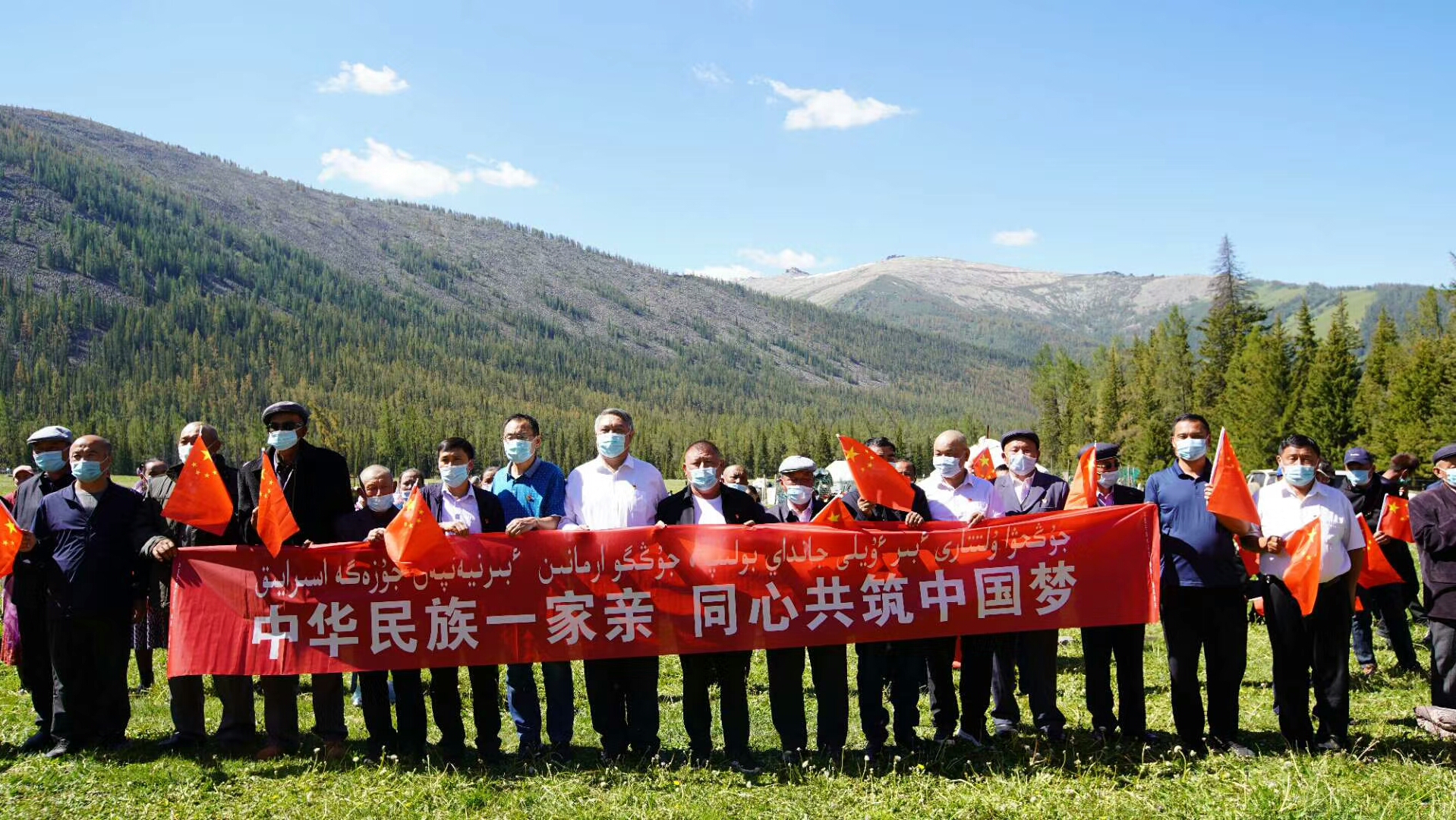 1594734527487709.jpg 马丁别克带领宣讲队在牧区宣讲.jpg