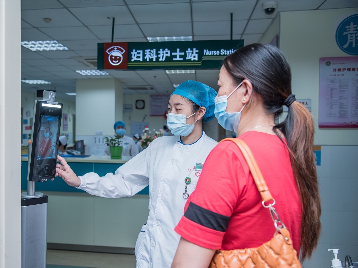 2、陪护家属通过刷脸成功后，方可进入病区    周锦缎摄.jpg