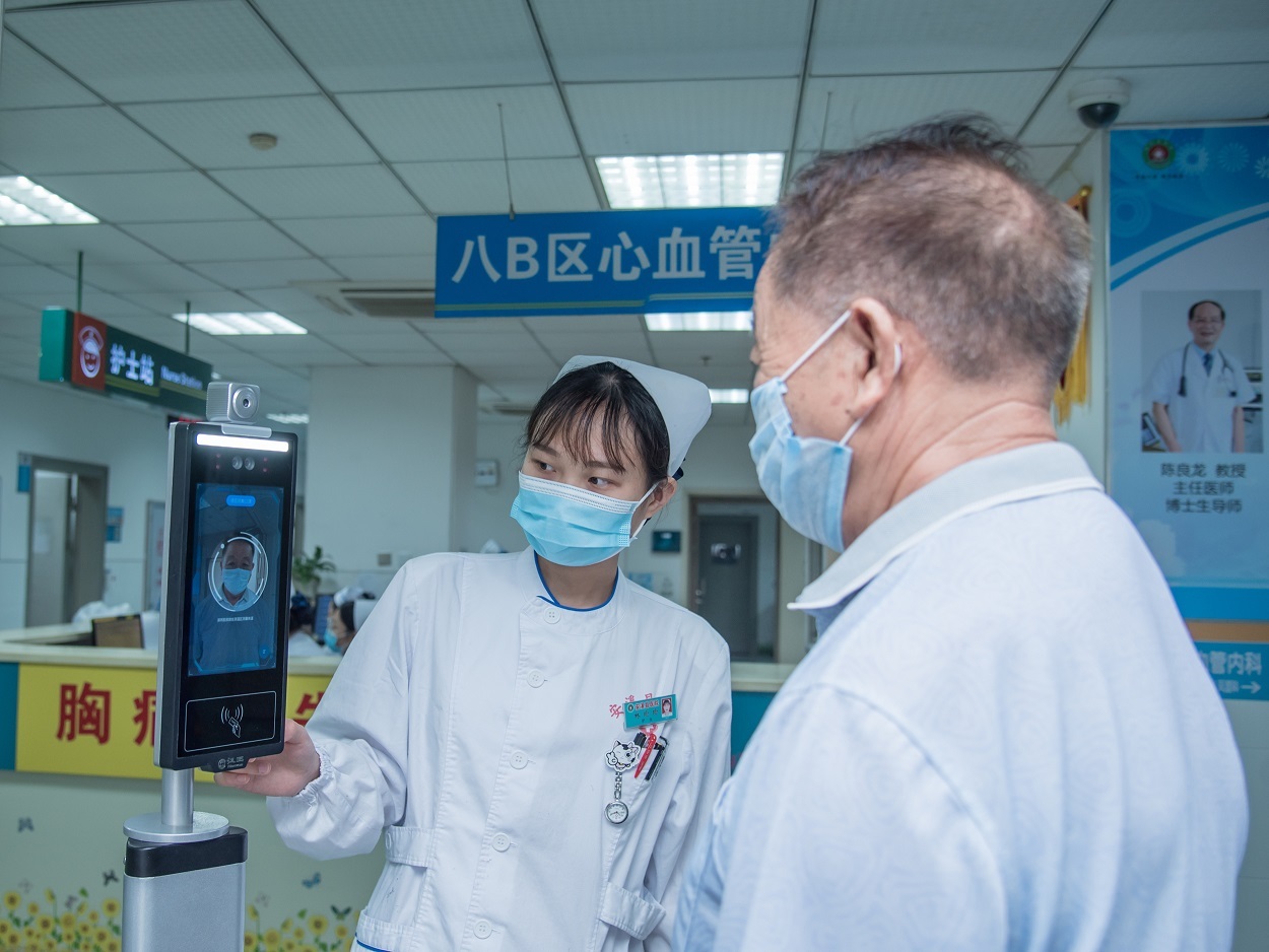 1、陪护家属通过刷脸成功后，方可进入病区  周锦缎摄.jpg