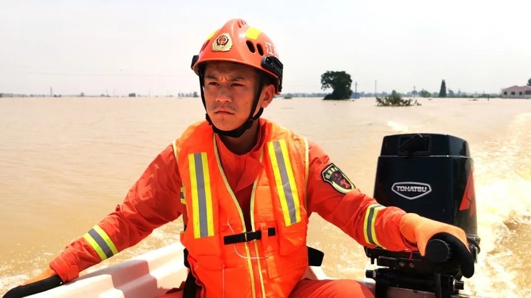 抗洪第13天消防员隔屏幕抚摸刚出生的儿子