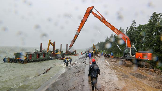 新华社|沉降、塌陷、裂缝长达300米,太湖大堤保卫战打响!