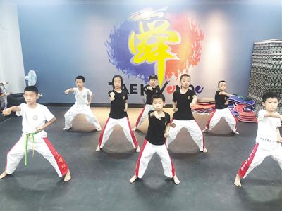 中小学生■人民日报｜南京发挥社会教育培训资源丰富中小学生暑假生活