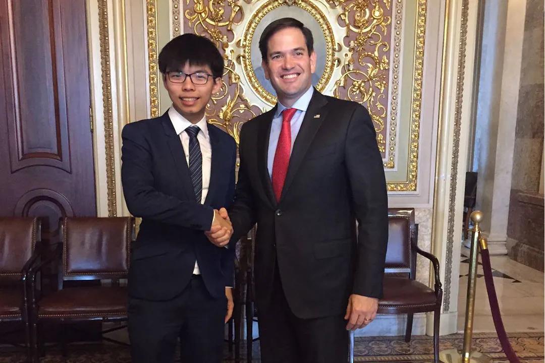 2016年，黄之锋在美国与共和党参议员卢比奥见面。图源：黄之锋脸书