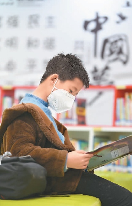 一位小朋友正在贵州省贵阳市南明区图书馆内的少儿阅读区读书。赵 松摄(人民视觉) 一位小朋友正在贵州省贵阳市南明区图书馆内的少儿阅读区读书。赵 松摄(人民视觉)