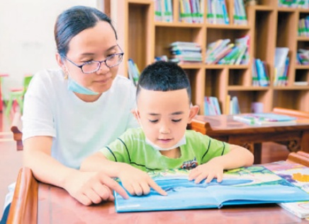 在内蒙古自治区呼和浩特市玉泉区图书馆,小朋友在家长陪伴下读书。丁根厚摄(人民视觉) 在内蒙古自治区呼和浩特市玉泉区图书馆,小朋友在家长陪伴下读书。丁根厚摄(人民视觉)