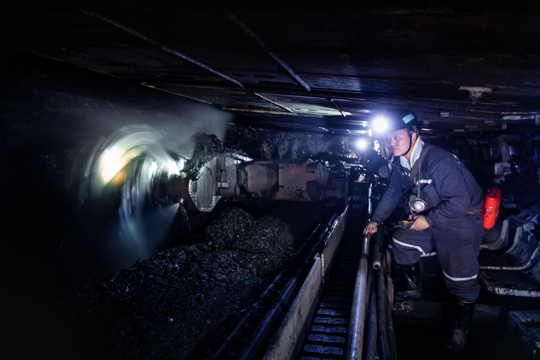 1596762570252953.jpg 现代化的综采工作面.JPG