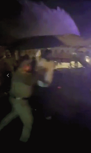 央视新闻|印度航空一架波音客机降落时冲出跑道 已致17人遇难