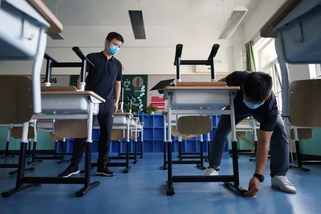 8月24日,北京教育学院附属丰台实验学校的老师在摆放课桌.
