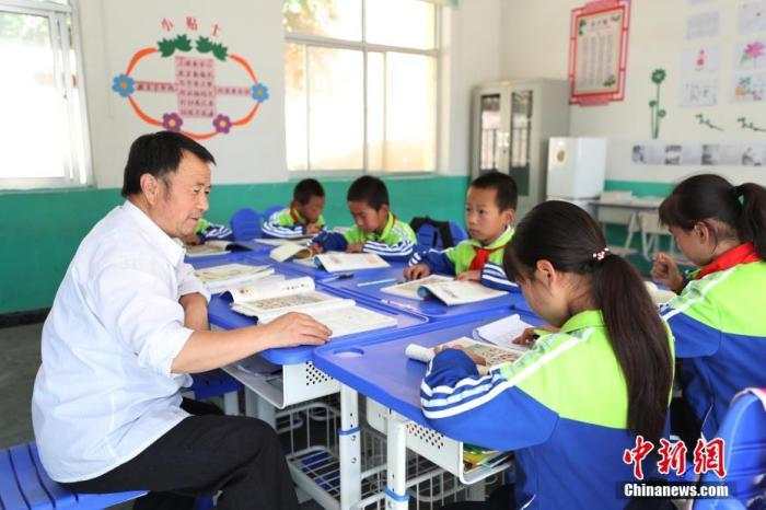 资料图：甘肃省庆阳市镇原县方山乡贾山家长学校，老师正在给学生们上课。