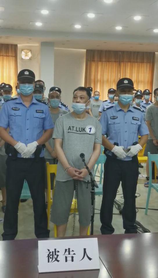 9月16日,广西梧州市中级人民法院依法对黎健坤等54名被告人重大涉黑案