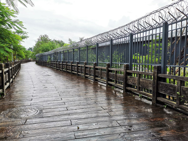 1畹町一公里界碑处的防护长廊。（人民网 符皓 摄）.jpg