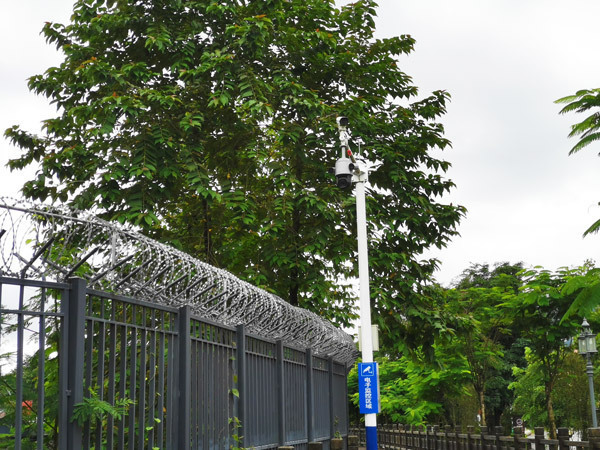 2畹町一公里界碑处防护长廊上设置的声光雷达报警系统。（人民网 符皓 摄）.jpg