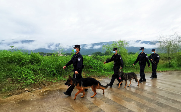 4在畹町边境巡逻道上巡逻的警员。（人民网 符皓 摄）.jpg
