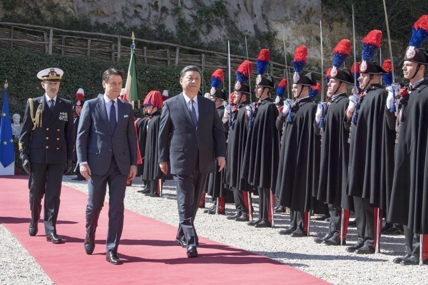 2019年 3月23日，国家主席习近平在罗马同意大利总理孔特会谈。这是习近平抵达时，孔特总理在停车处迎接。两国领导人一同检阅仪仗队。（新华社记者 李学仁 摄）